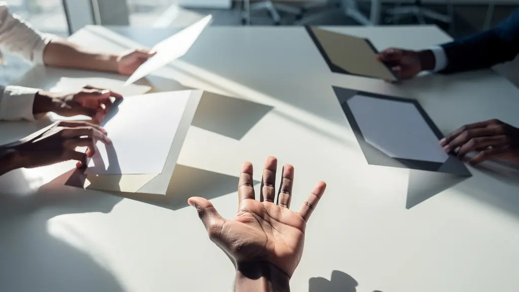 Représentation métaphorique des biais de l'IA dans le tri des CV montrant différents profils traités inégalement