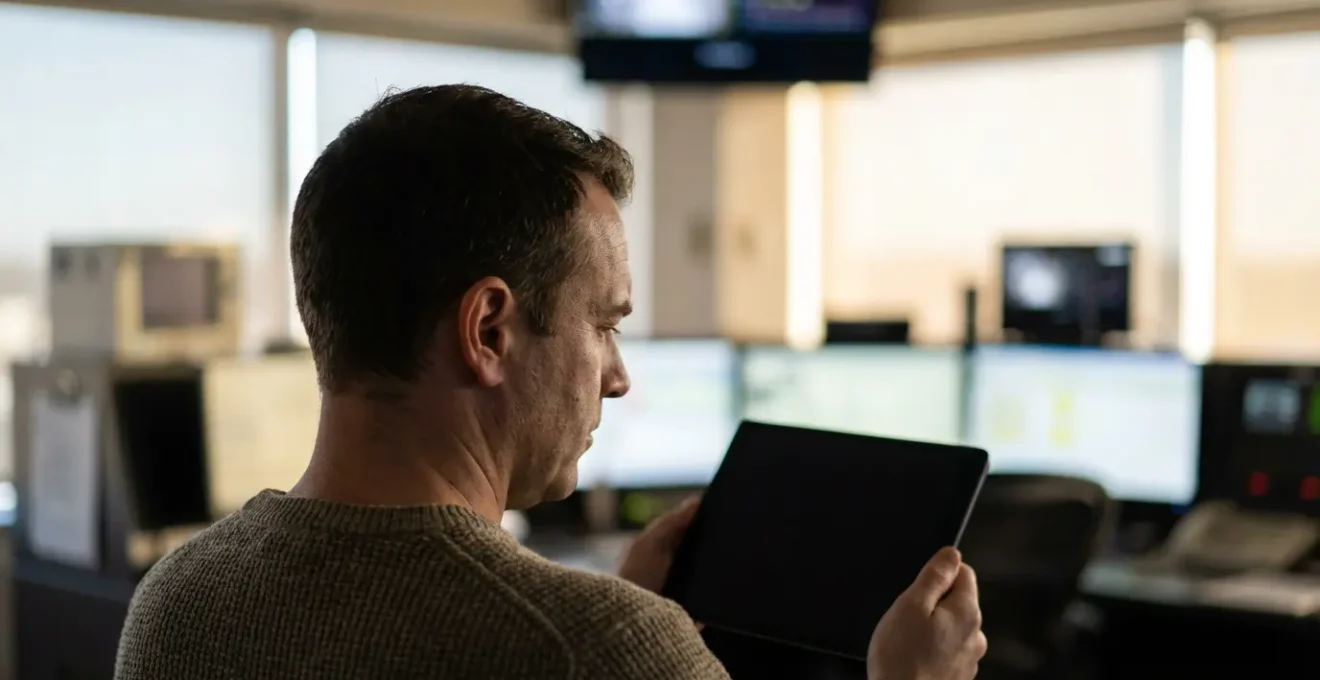 Ingénieur utilisant une tablette pour diagnostiquer à distance une machine industrielle